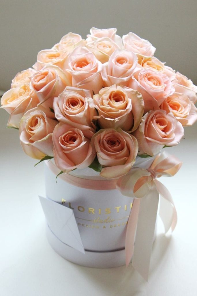 Розы шляпной коробке (AirBoxFlowers) модель-16